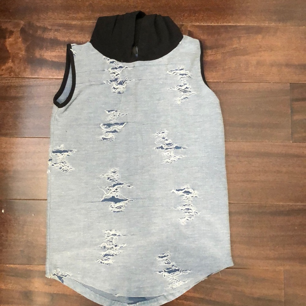 Very cute ripped top